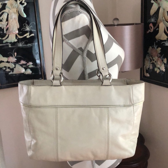 🎉 Coach Zoe East West Studded Ivory Shoulder Bag - Picture 3 of 8